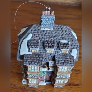 Dept 56 Sir John Falstaff Inn Ornament Collectors Edition 1995